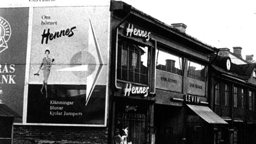 Börsennotiert und gleichzeitig ein Familienunternehmen: 1947 in Stockholm von Erling Persson gegründet (er brachte die Idee von einer Reise aus den USA mit), ist das Unternehmen bis heute in Familienbesitz. Perrson nannte das Geschäft zunächst "Hennes", was auf schwedisch so viel bedeutet wie "für sie". 1968 wurde der Jagdbekleidungshändler "Mauritz Widforss" übernommen, der auch Herrenkollektionen im Sortiment hatte. So kam es zu der Namensänderung "Hennes & Mauritz". 1998 erwarb das Unternehmen die Internetdomain HM.com. Heute wird das Unternehmen von Karl-Johan Persson geführt, dem Enkel des Gründers.