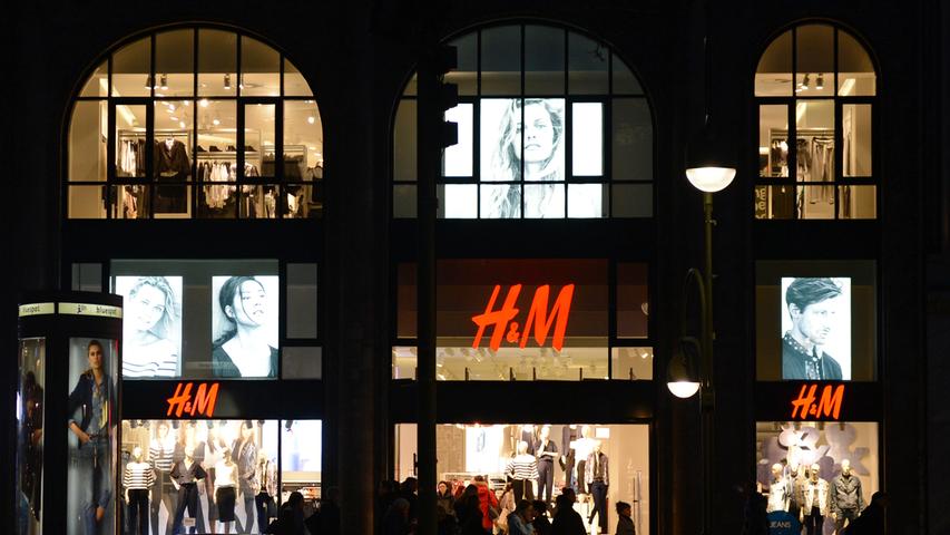 Zuletzt setzte H&M 20,51 Milliarden Euro um. Zwar ist das ein Plus von fünf Prozent - der Gewinn jedoch sackte um 22 Prozent ab. Bei der neuen App häufen sich zum Ärger der Kunden die Fehler, Trends werden Branchenexperten zufolge verschlafen, immer wieder erschüttern auch große und kleine Skandale das Unternehmen.