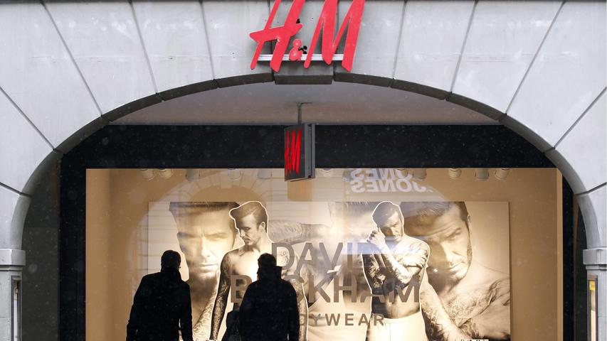 Nach fünf Jahren Zusammenarbeit haben sich H&M und David Beckham 2016 getrennt. Zuvor hatte der Ex-Fußballer sein Gesicht und seinen Namen einer Reihe von Kollektionen von Oberbekleidung und Unterwäsche in Anzeigenkampagnen gegeben. Beckham, damals 41, wurde gegen den weit jüngeren kanadischen Musiker Abel Tesfaye, auch bekannt als The Weeknd, ausgetauscht.
