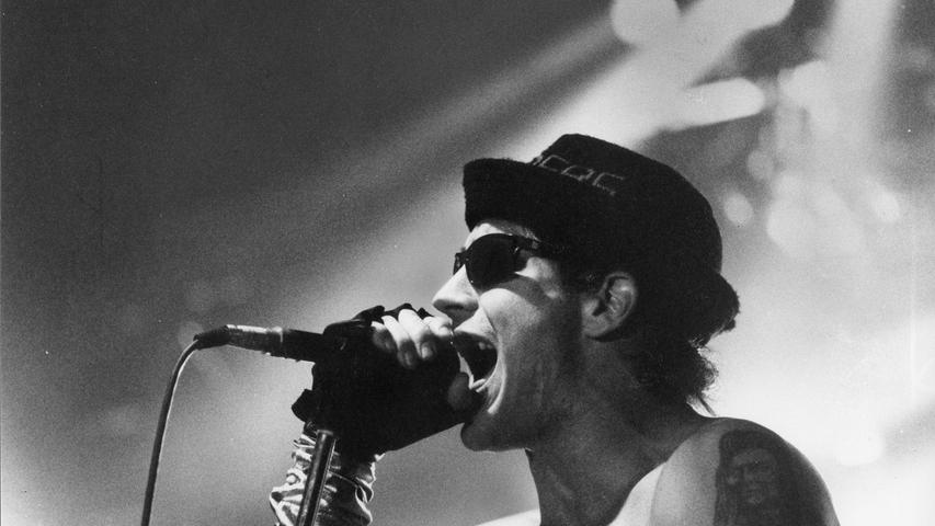 Anthony Kiedis und die Red Hot Chili Peppers traten auf dem Gipfel ihres Erfolgs im März 1992 in der Neumarkter Jurahalle auf. 