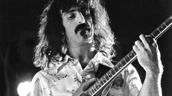 "Freudenfest für Freaks" lautete die Überschrift der Konzertkritik am 27. Februar 1978 in den NN: Der amerikanische Rockmusiker und Bürgerschreck Frank Zappa gab sein erstes Gastspiel in Nordbayern, genau gesagt in Neunkirchen am Brand. Wegen der großen Nachfrage gab der Meister an einem Abend gleich zwei Konzerte hintereinander. Im Publikum fanden sich zahlreiche GIs, die damals noch in Deutschland stationiert waren.