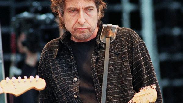 Der Wildpark Schloss Tambach in der Nähe von Coburg zählt sicherlich zu den ausgefallensten Spielorten, an denen der nimmermüde Rock-Poet Bob Dylan im Laufe seiner langen Karriere aufgetreten ist. Wo sich Fuchs und Hase Gute Nacht sagen, sorgte der fahrende Sänger am 10. Juli 1996 für eine musikalische Sternstunde.