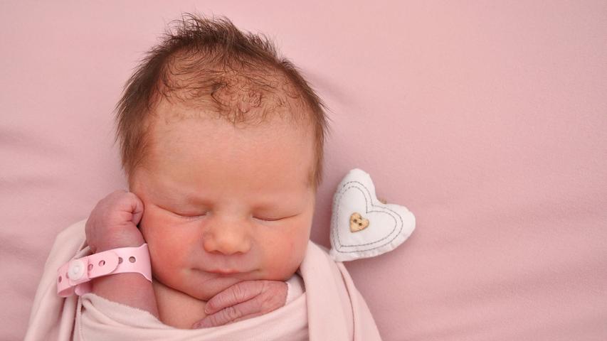 Hier schläft die kleine Lili friedlich, in eine zartrosa Wolldecke gewickelt: Sie erblickte am 27. Mai das Licht der Welt. Bei ihrer Geburt in der Klinik Hallerwiese wog sie 3280 Gramm und war 49 Zentimeter groß.