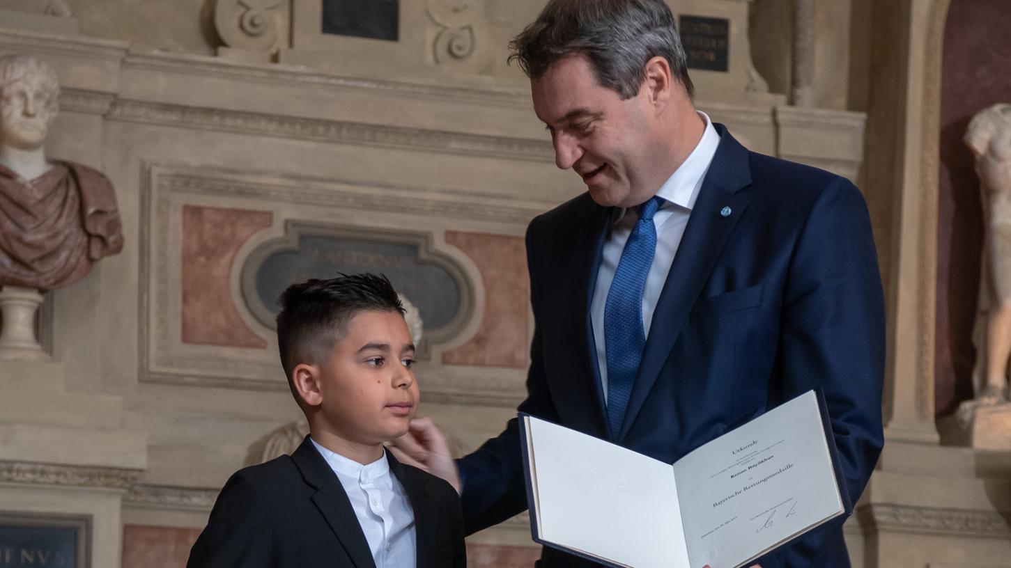 Der Ministerpräsident Markus Söder höchstpersönlich hat am Mittwoch den zehnjährigen Kenan für seine mutige Rettungsaktion die Medaille des Freistaats Bayern überreicht.