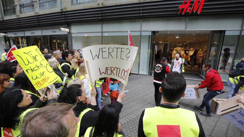 Nürnberger H&M Mitarbeiter demonstrieren für mehr Lohn