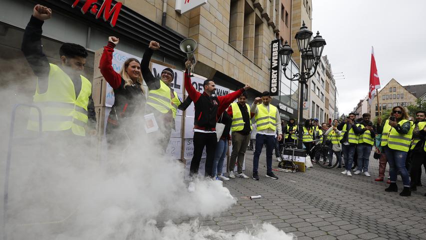 Nürnberger H&M Mitarbeiter demonstrieren für mehr Lohn