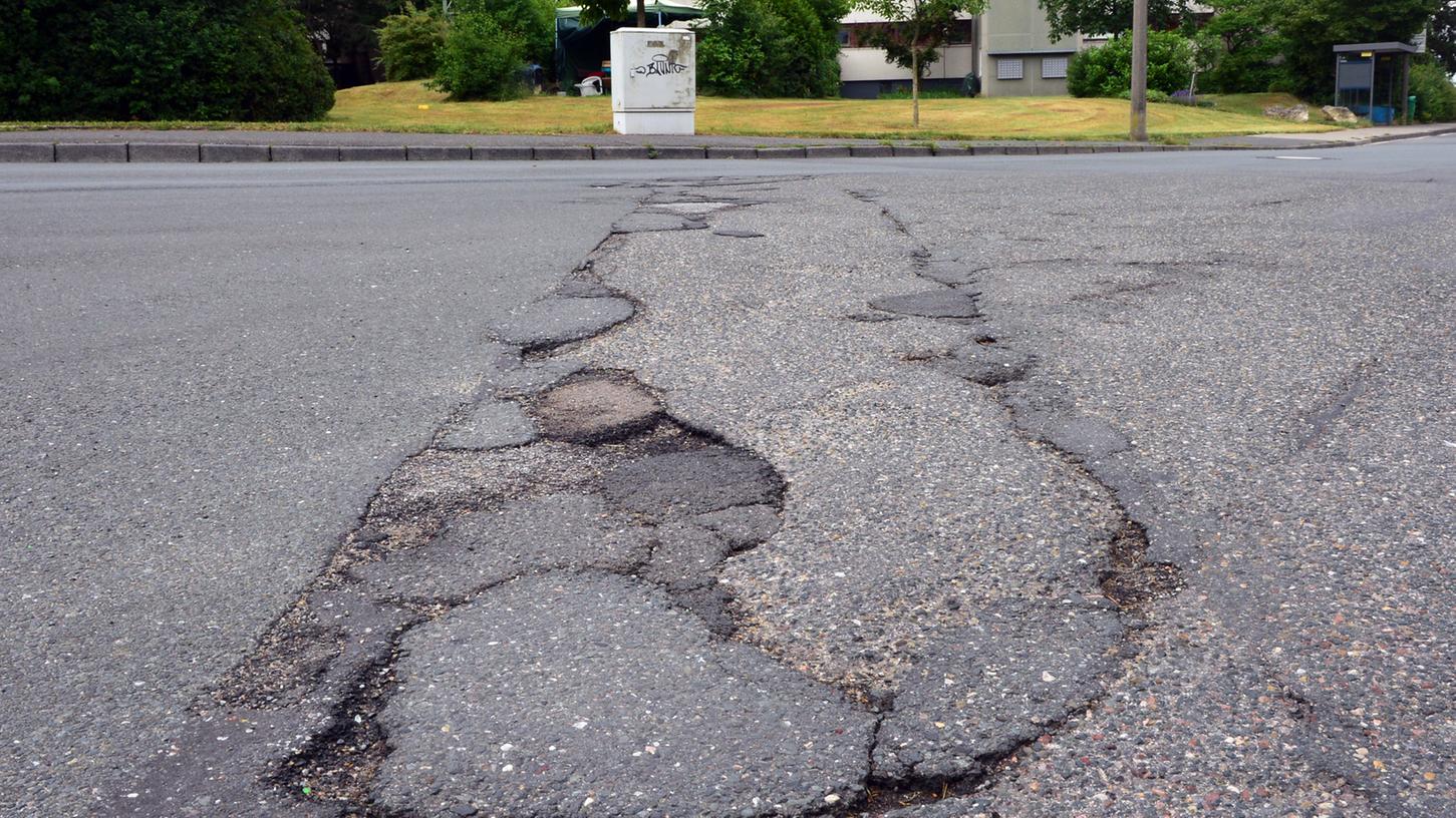 Insgesamt 40 Stellen müssen an der Fahrbahndecke der Bayernstraße ausgebessert werden. Insgesamt 40 Stellen müssen an der Fahrbahndecke der Bayernstraße ausgebessert werden.