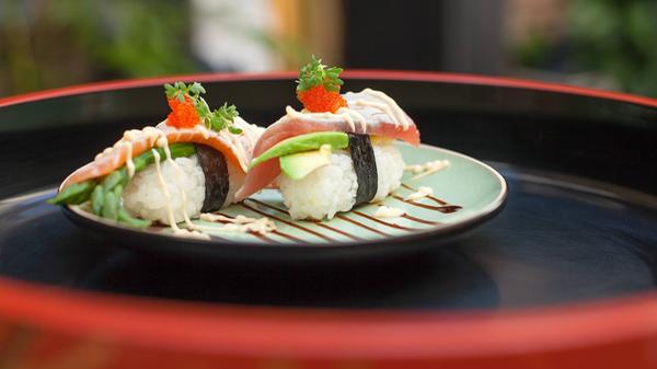 Auch auf Platz 14 mit 23 Stimmen: Das Misako Sushi in Forchheim. Klassische Sushi-Auswahl ohne Schnörkel - das beschreibt das Erfolgsrezept von Misako Sushi wohl am besten. Das Restaurant bietet Sushi zum Abholen an. Geliefert wird nicht. Weitere Informationen zum Misako Sushi Forchheim erhalten Sie in unserem Gastro-Guide.