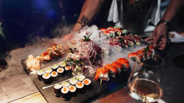 Wir nähern uns der Top Ten... Das Cocoon in Nürnberg ergattert mit 35 Stimmen Platz 12 im Nordbayern.de-Uservoting. Das Restaurant begeistert mit der perfekten Mischung aus traditioneller asiatischer Küche gepaart mit modern interpretierten Sushi-Kreationen und aufregender Fusionsküche. Eine weitere Spezialität sind die Grillspeisen, wie Lammcarrée, Riesengarnelen und Lachsfilet. Sie können zum Abholen bestellen oder liefern lassen. Weitere Informationen zum Cocoon erhalten Sie in unserem Gastro-Guide.