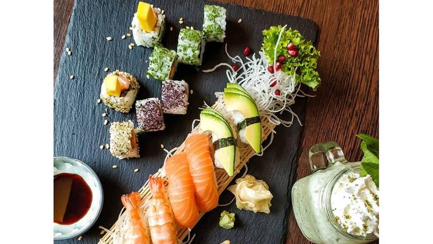 Ein einmaliges Sushi-Erlebnis in Nürnberg erwartet Food-Fans im Xinh Sushi - Das wissen auch unsere User und schenken dem Restaurant 60 Stimmen. Damit sichert sich das Xinh Sushi Platz acht . Das Restaurant überzeugt mit zahlreichen ausgefallenen Inside-Out- und Special-Rolls. Lecker! Die Speisen können Sie zum Abholen bestellen oder liefern lassen. Weitere Informationen zu Xinh Sushi erhalten Sie in unserem Gastro-Guide.