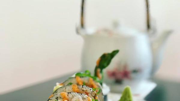 Das Akimoto lässt Sushi-Herzen höher schlagen. Neben der großen Auswahl an leckeren Sushi-Variationen bietet das Akimoto auch zahlreiche andere japanische Gerichte, wie Shoyu-Nudelsuppen. 36 User stimmten für das Restaurant ab. Damit geht das Akimoto auf Platz elf über die Ziellinie und verpasst die Top Ten knapp. Sie können die Speisen zum Abholen bestellen. Geliefert wird nicht. Weitere Informationen zum Akimoto erhalten Sie in unserem Gastro-Guide.