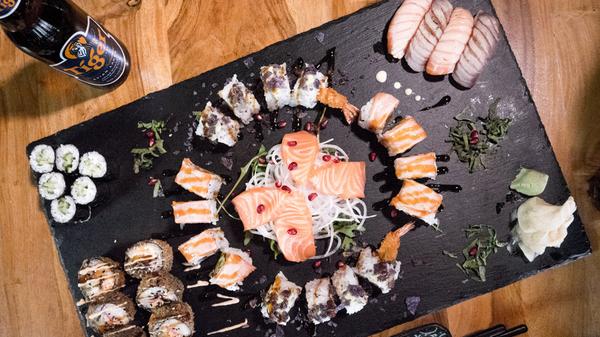 Den 14. Platz teilen sich zwei Sushi-Restaurants. 23 User stimmten für das J'Arc Cuza in Nürnberg. "J'arc Cuza bar de sushi créatif" - wie bereits der Name sagt, bietet das Restaurant als Fusionsküche abgefahrene Sushi-Kreationen mit italienischen und französischen Einflüssen, darunter Sushi-Rollen mit Avocado-Trüffelcreme und mit Ente gefüllte Rollen mit Bruschetta. Die Speisen können Sie zum Abholen bestellen. Geliefert wird nicht. Weitere Informationen zum J'arc Cuza erhalten Sie in unserem Gastro-Guide.