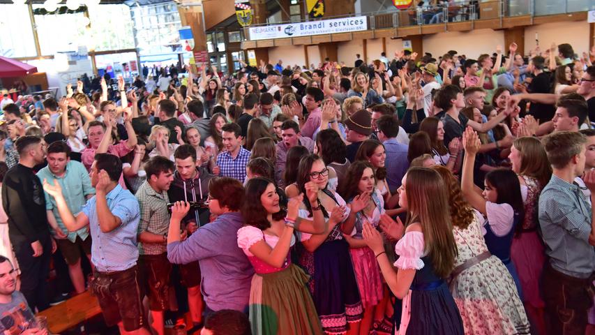 Frühlingsfest Neumarkt: Die Gipfelstürmer rocken die Halle zum Auftakt