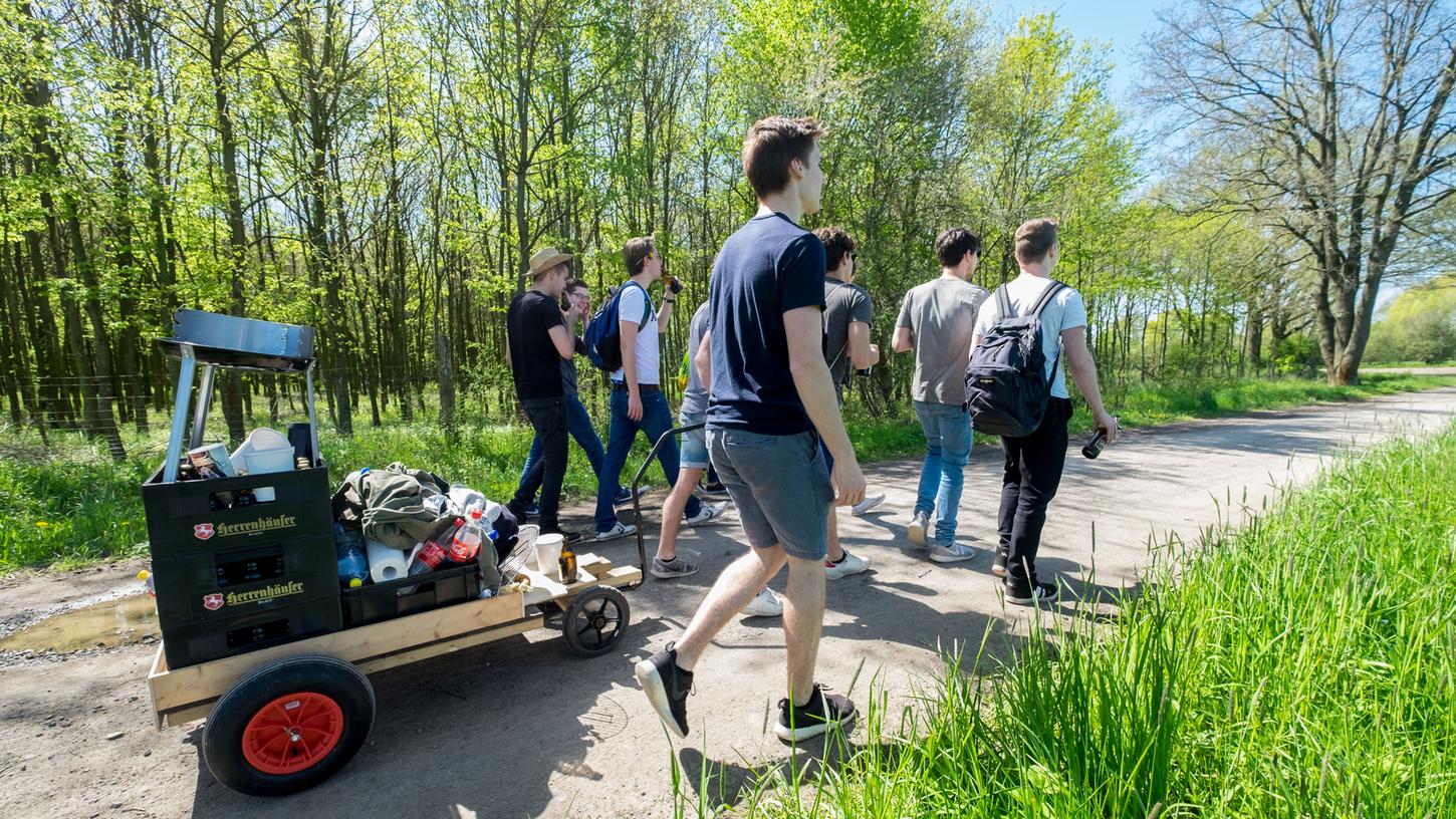 Trotz der Beschränkungen, die zum 21. Mai noch gelten werden, müssen die Väter nicht gänzlich alleine feiern. Trotz der Beschränkungen, die zum 21. Mai noch gelten werden, müssen die Väter nicht gänzlich alleine feiern.