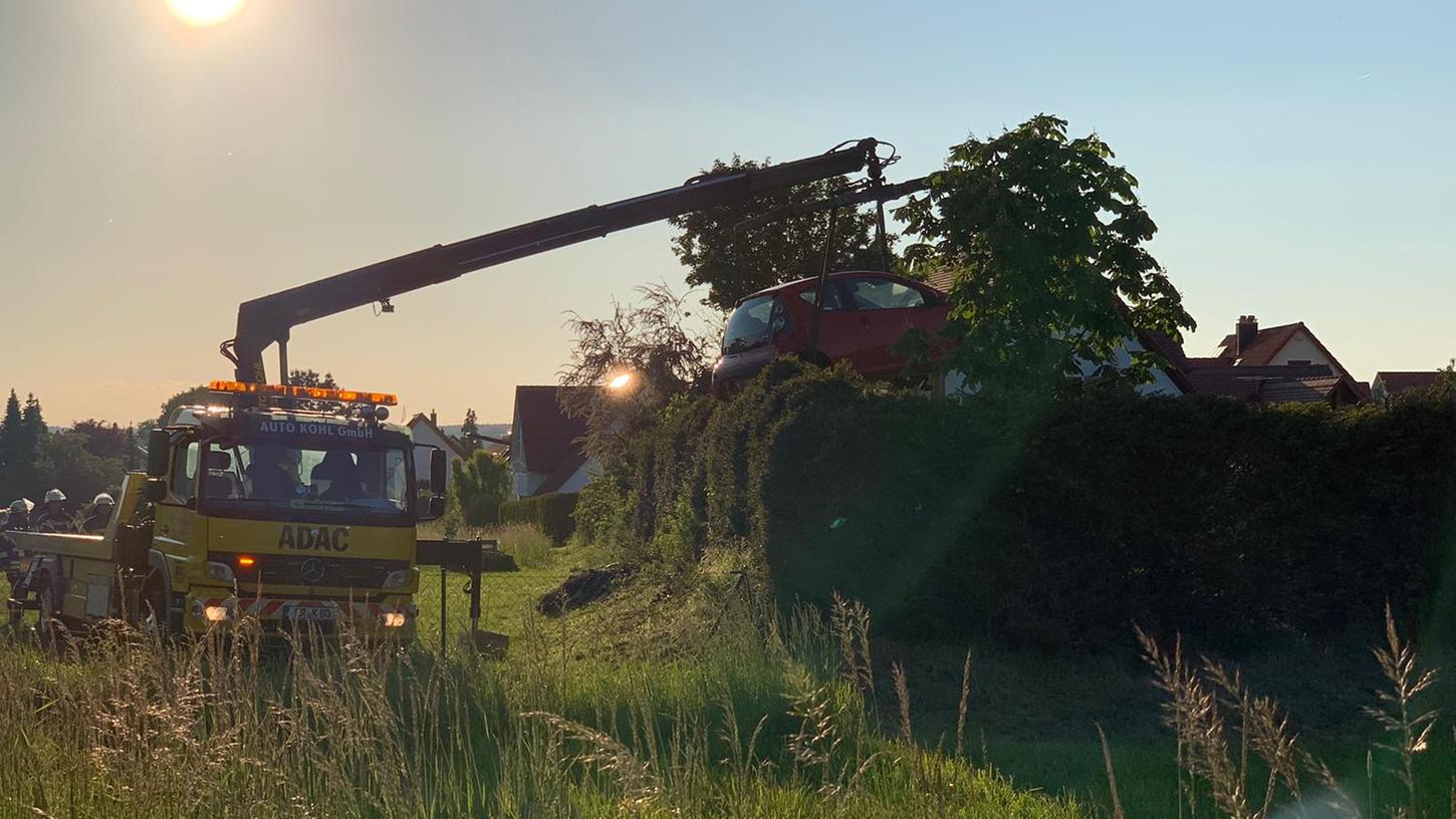 Bubenreuth: Auto durchbrach eine Hecke und landete im Garten