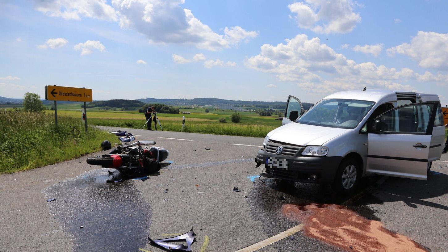 Der Motorradfahrer wurde auf die Straße geschleudert und tödlich verletzt.