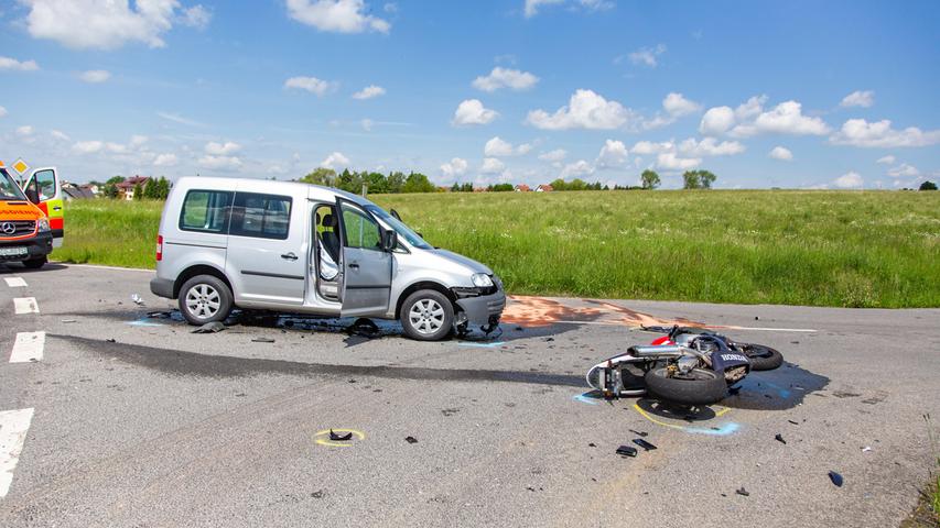 Von Auto erfasst: Motorradfahrer stirbt bei Unfall in Oberfranken