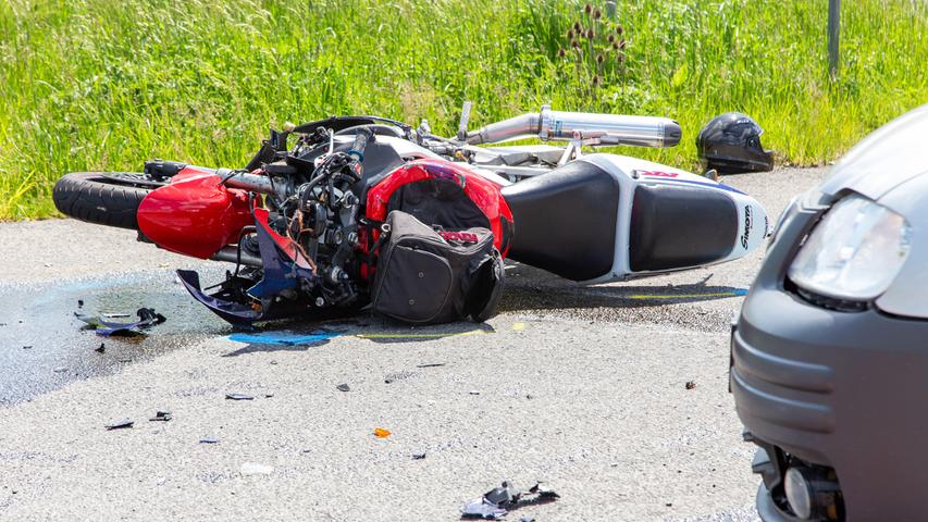Von Auto erfasst: Motorradfahrer stirbt bei Unfall in Oberfranken