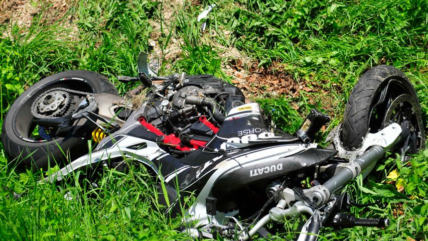 Der Fahrer einer Ducati landete infolge der Kollision mit seiner Maschine im Straßengraben neben der Fahrbahn.