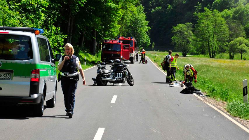 Der Unfall passierte auf einem Parkplatz unterhalb von Burggailenreuth zwischen Muggendorf und Gößweinstein. Die Bundesstraße wurde während der Arbeiten der Polizei, des Rettungsdiensts und der Feuerwehr zeitweise gesperrt.