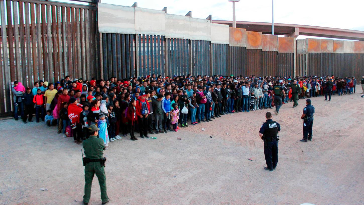 Dieses von der Zoll- und Grenzschutzbehörde der USA zur Verfügung gestellte Foto zeigt Migranten, die die Grenze zwischen den USA und Mexiko überschritten haben. Nach Angaben der Zoll- und Grenzschutzbehörde haben 1.036 Menschen die Grenze überschritten, so viel wie noch nie zuvor.