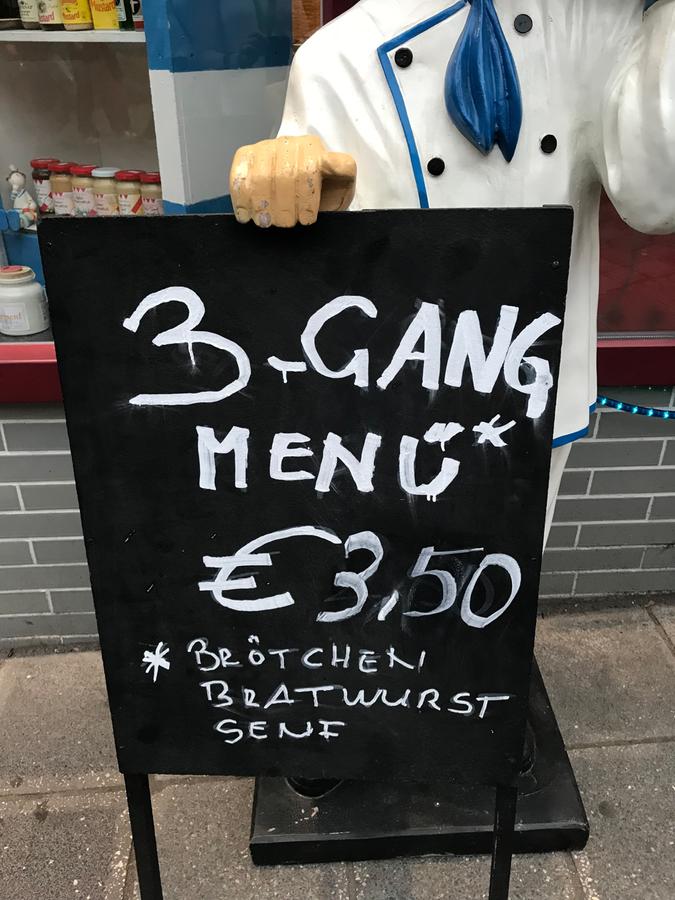 Brötchen, Bratwurst und Senf sind ein komplettes Menü – mehr braucht der Fan der Nürnberger Bratwurst nicht, um glücklich zu sein. Brötchen, Bratwurst und Senf sind ein komplettes Menü – mehr braucht der Fan der Nürnberger Bratwurst nicht, um glücklich zu sein.
