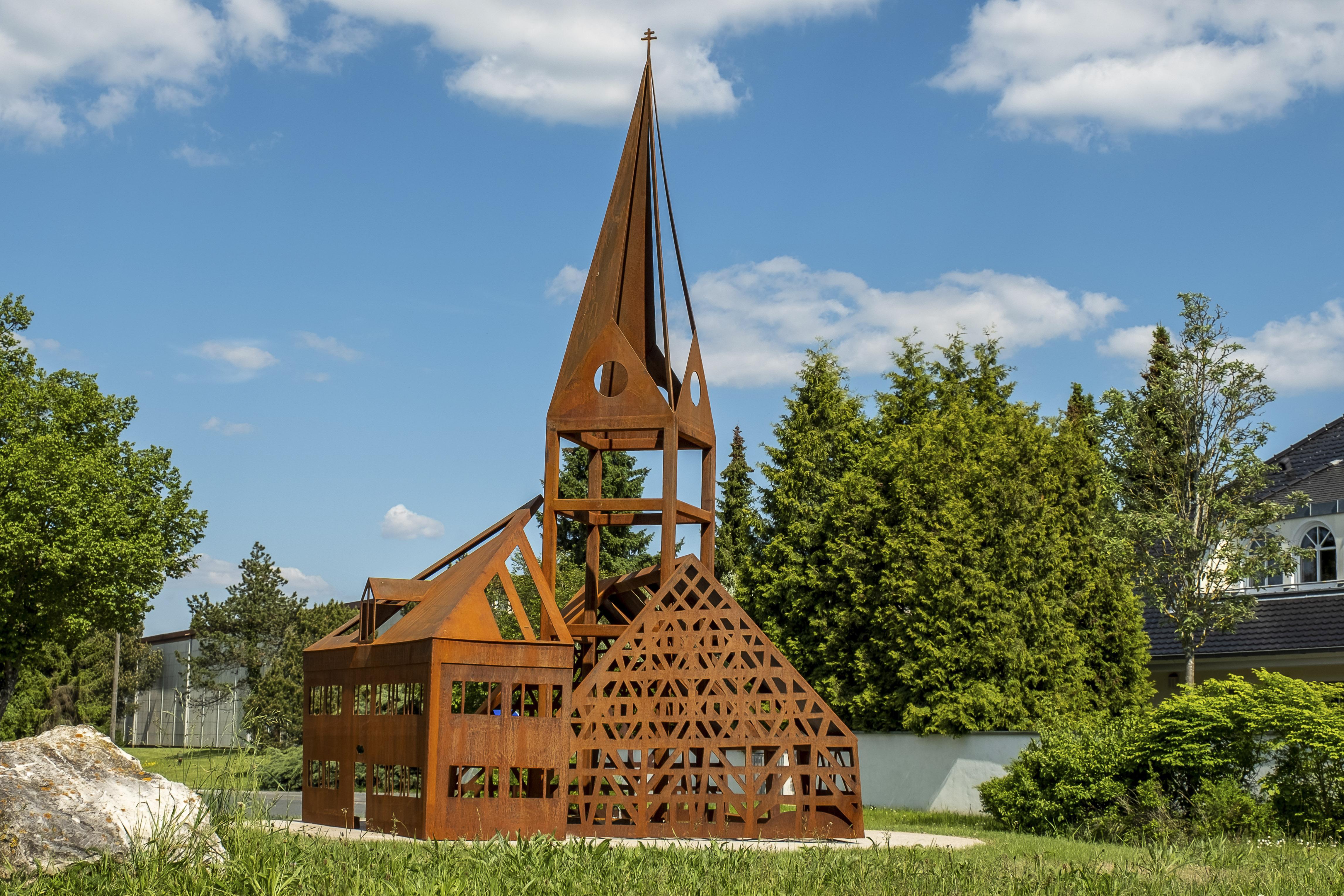 Die drei Wahrzeichen des Dorfes Hofstetten sind die Engerlingscheune, die Kirche und die Reichelmühle. Seit Sommer 2019 sind die drei Bauwerke, die das Dorfbild prägen, in einem rostigen Kunstwerk aus Corten-Stahl vereint und schmücken einen Kreisverkehr vor dem Hilpoltsteiner Ortsteil im Landkreis Roth.