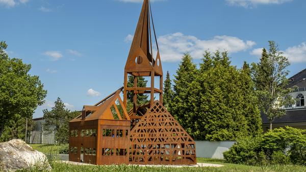 Die drei Wahrzeichen des Dorfes Hofstetten sind die Engerlingscheune, die Kirche und die Reichelmühle. Seit Sommer 2019 sind die drei Bauwerke, die das Dorfbild prägen, in einem rostigen Kunstwerk aus Corten-Stahl vereint und schmücken einen Kreisverkehr vor dem Hilpoltsteiner Ortsteil im Landkreis Roth.