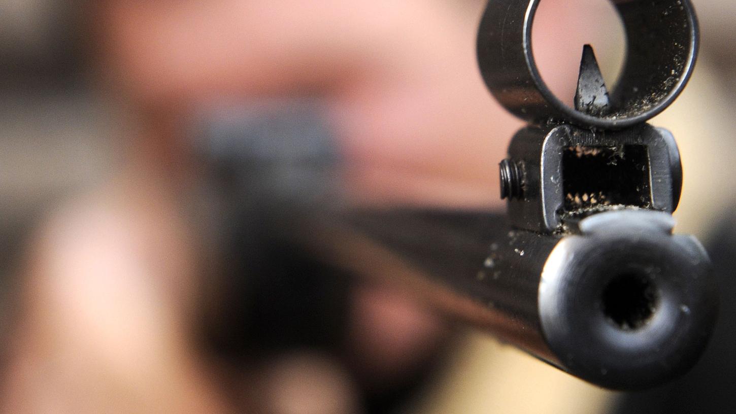 Mit dem Luftgewehr hat ein bislang Unbekannter auf eine Autofahrerin in Wendelstein geschossen. Mit dem Luftgewehr hat ein bislang Unbekannter auf eine Autofahrerin in Wendelstein geschossen.