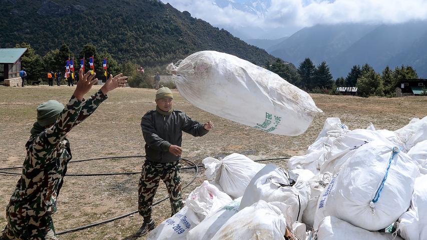 Zehn Tonnen Müll haben nepalesische Soldaten am Fuß des Mount Everest gesammelt. Der höchste Berg der Erde wird von einer Alpinistenflut überrollt.