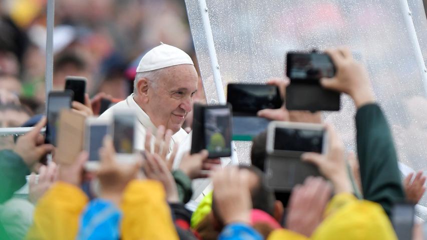 Gläubige fotografieren Papst Franziskus bei seiner Ankunft zur Messe im katholischen Wallfahrtsort Sumuleu Ciru am zweiten Tag seiner Rumänienreise.