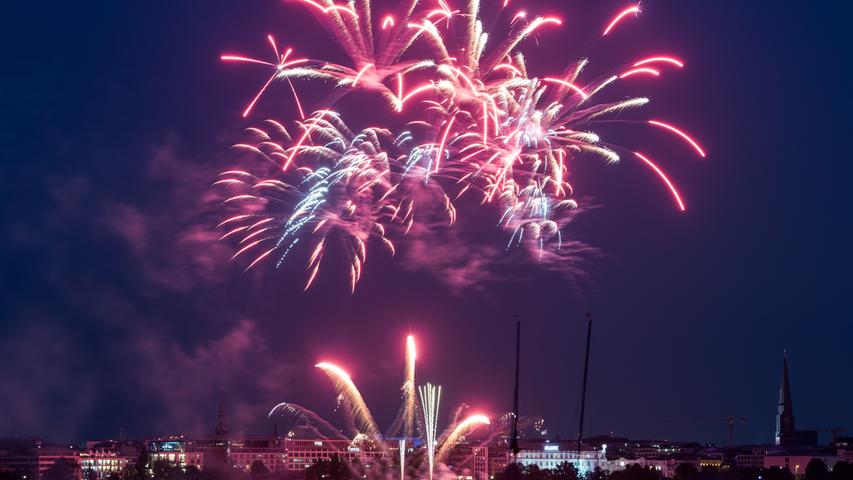 Hamburg: Ein Feuerwerk wird anlässlich des japanischen Kirschblütenfests auf der Außenlaster abgebrannt.