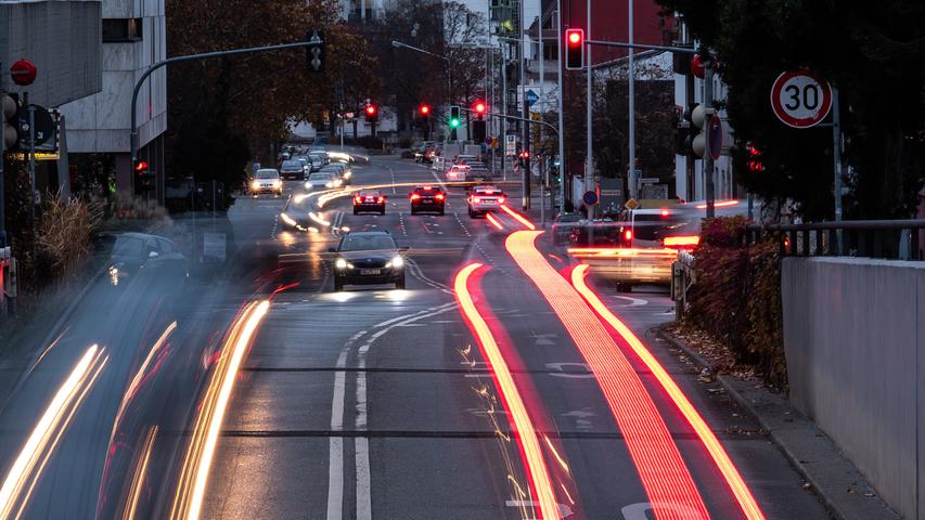 Darmstadt: Autos fahren auf der Hügelstraße, einer Hauptverkehrsstraße, und ziehen dabei Leuchtspuren ins Bild.  Auf zwei stark befahrenen Straßen in Darmstadt gilt vom 01. Juni 2019 an wegen zu hoher Stickoxid-Belastungen das erste Diesel-Fahrverbot in Hessen.