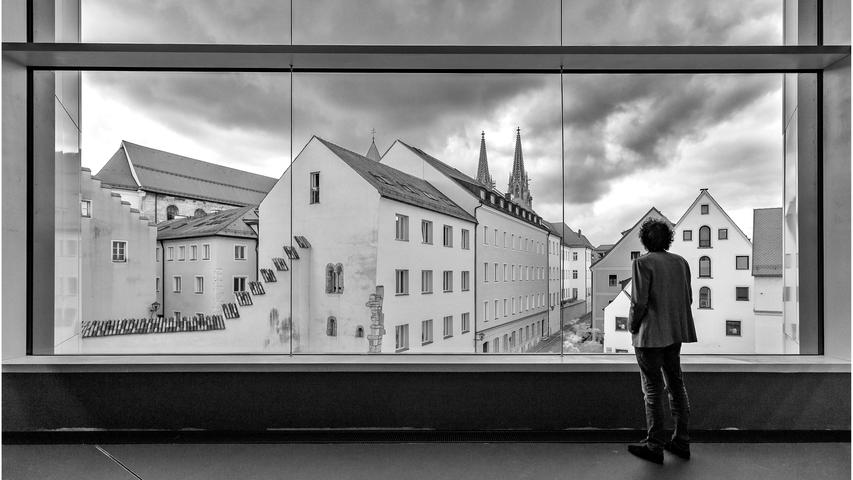 Schaufenster zum Dom: Aus dem spektakulären Museumsgebäude öffnet sich der Blick auf die Regensburger Altstadt zum Dom.