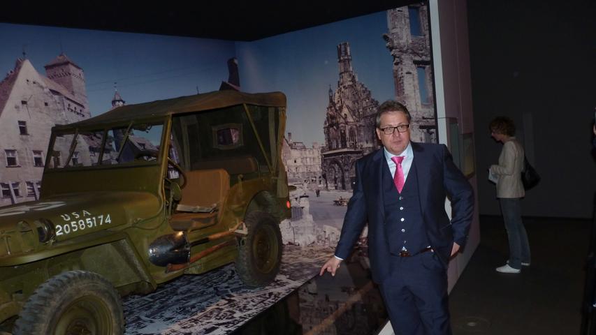 Museumschef Richard Loibl vor einem Jeep der US-Army: Diese Bühne zeigt auch den Untergang Nürnbergs im Bombenhagel.