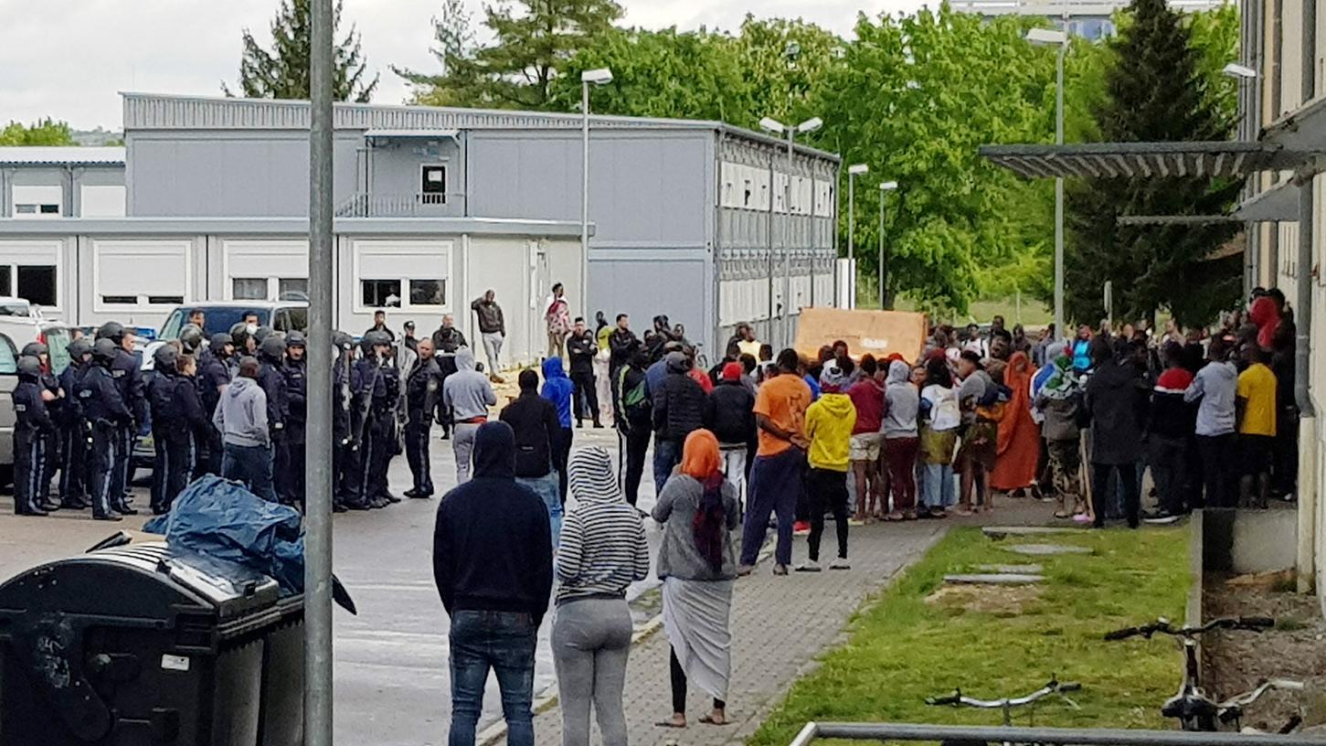 Gewaltausbruch in Asylunterkunft: Polizisten verletzt
