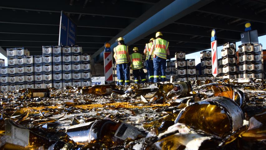 Chaos am Kreuz Erlangen: Laster verliert 15 Paletten Bier