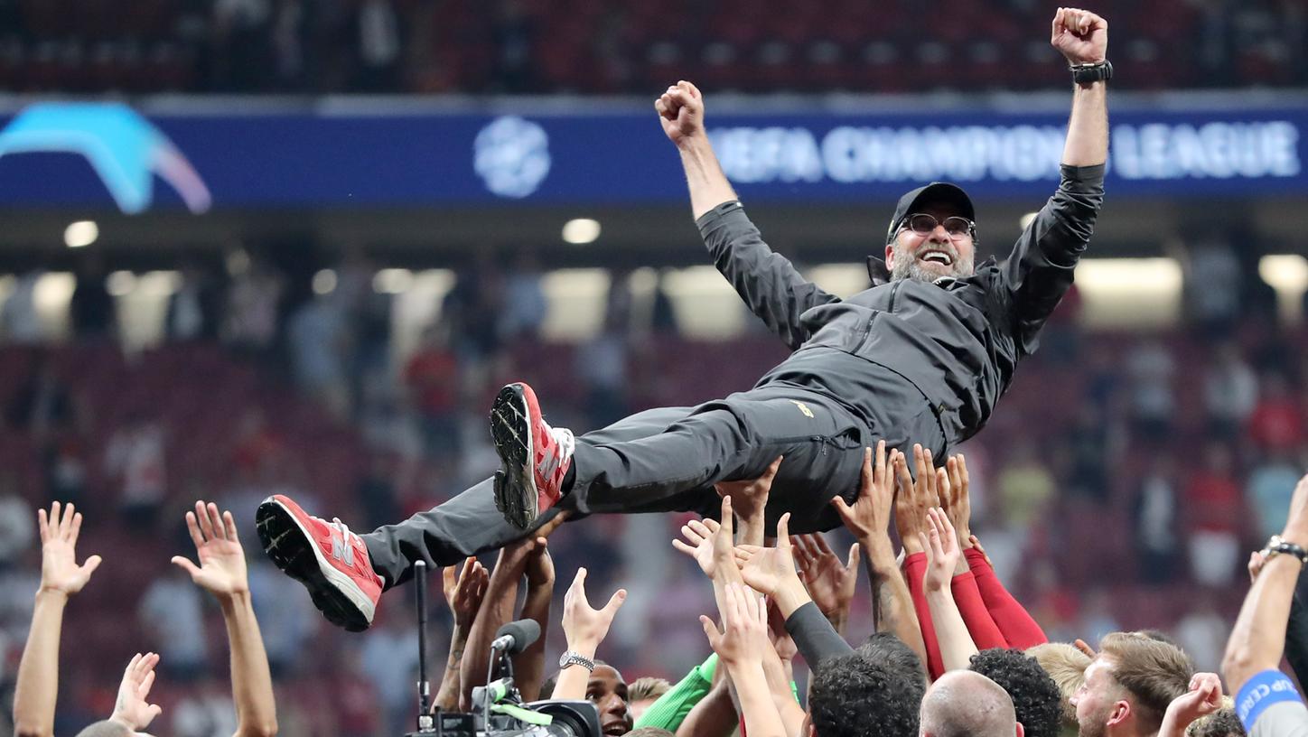 Ein Moment für die Ewigkeit: Die Spieler aus Liverpool feiern ihren Coach Jürgen Klopp unmittelbar nach dem Gewinn der Champions League 2019.
