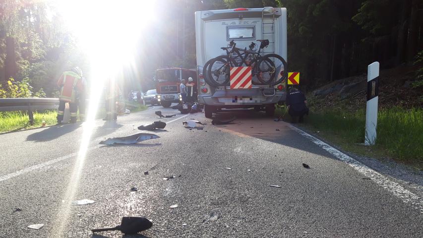 Motorradunfall in Oberfranken: Biker prallt gegen Wohnmobil