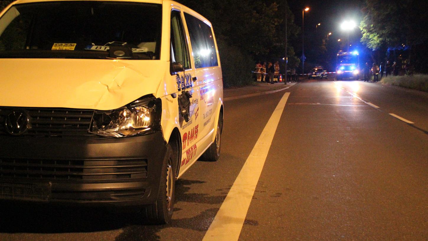 Der Fahrradfahrer war in voller Fahrt über die Universitätsstraße geschossen, ein Taxifahrer konnte nicht mehr rechtzeitig bremsen und erfasste den Radler.
