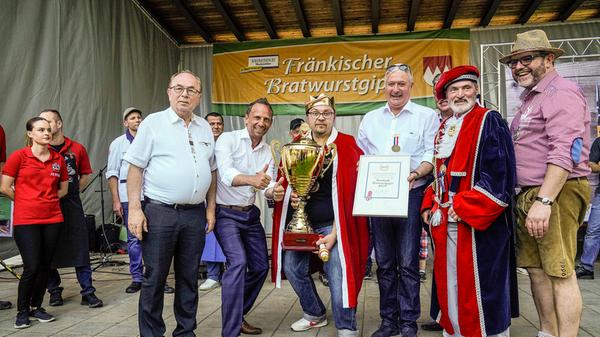 Für Thomas Wiesenmüller war es nicht die erste Thronbesteigung: 2019 wurde der Bayreuther Metzger bereits zum zweiten Mal zum fränkischen Bratwurstkönig gekrönt. Bei der neunten Auflage des Bratwurstgipfels in Pegnitz hat er diesen Erfolg wiederholt. "Frankonia" hieß die diesmalige Siegerwurst.