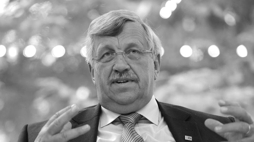 Walter Lübcke (CDU), einst Regierungspräsident von Kassel, ist im Alter von 65 Jahren in der Nacht zu Sonntag durch einen Kopfschuss verstorben.