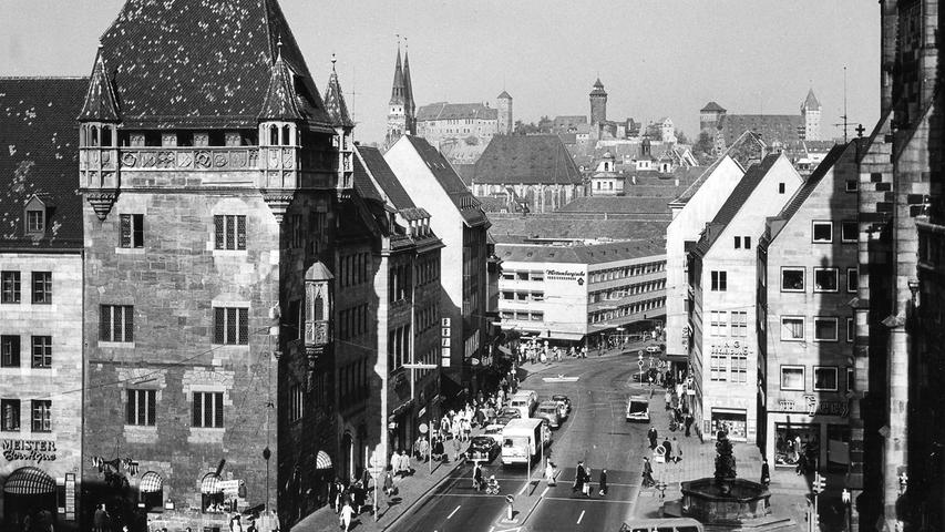 Wo heute entspannt die Fußgänger entlangschlendern, rollte 1969 noch der Verkehr in Richtung Hauptmarkt. Mit der Aufenthaltsqualität war es nicht so weit her. Statt das mittelalterliche Stadtbild genießen zu können, mussten Touristen aufpassen, nicht von Autos überfahren zu werden.