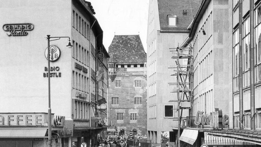 1962 entstand schließlich die allererste (kleine) Fußgängerzone in Nürnberg. Ein großer Schritt - aber auch ein etwas zaghafter Anfang. Nur 200 Meter in der nördlichen Pfannenschmiedsgasse wurden in eine Fußgängerzone umgewandelt.