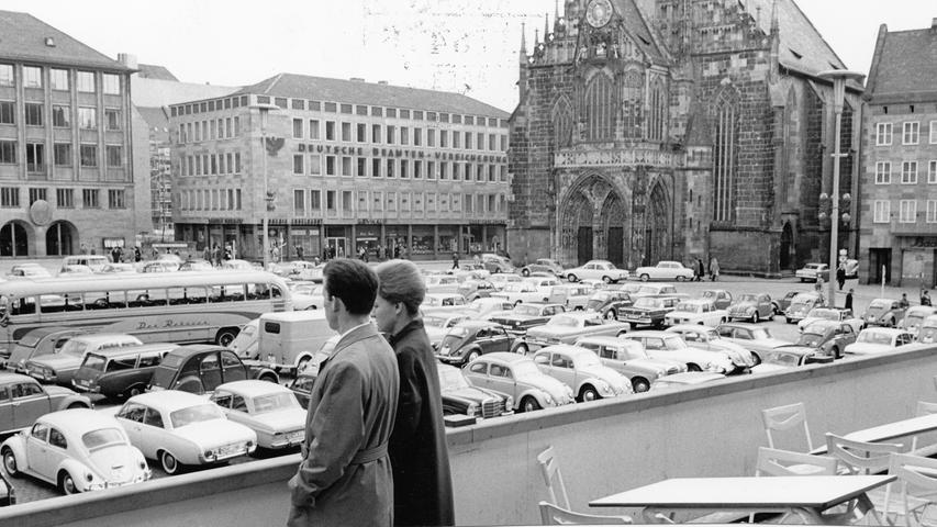 Der Hauptmarkt selbst wurde in den 1960ern an Sonntagen noch als Parkplatz genutzt. Natürlich nicht von Shopping-Willigen - zu diesen Zeit waren selbst verkaufsoffene Samstage noch eine Besonderheit. Am Sonntag parkten auf dem Hauptmarkt vor allem Touristen. Andere Plätze wie der Lorenzer oder der Hans-Sachs-Platz wurden sogar durchgängig als Parkplätze genutzt. Autos waren in den 1960ern omnipräsent in der Stadt.