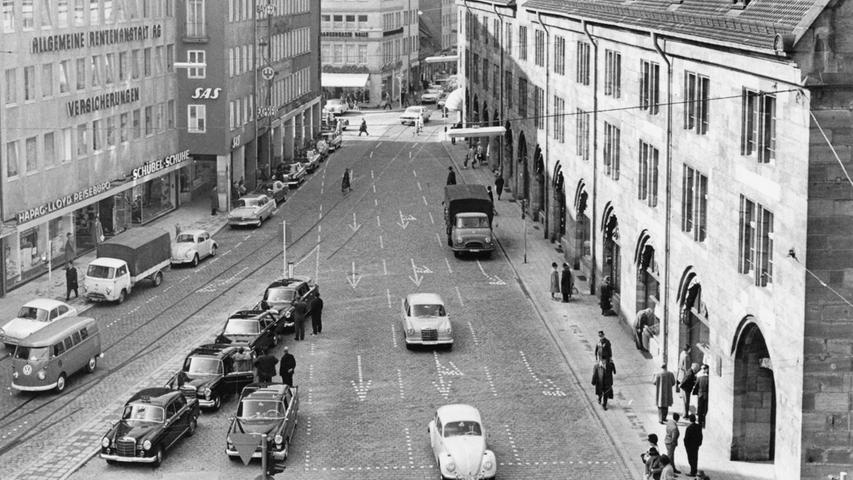 Selbst über den Hallplatz rollten damals noch die Fahrzeuge. Weil der Verkehr immer mehr zunahm, überlegte man sich allmählich Gegenmaßnahmen. Schon 1950 hatte der Nürnberger Stadtrat beschlossen, künftig keinen Durchgangsverkehr mehr durch die Altstadt zuzulassen.