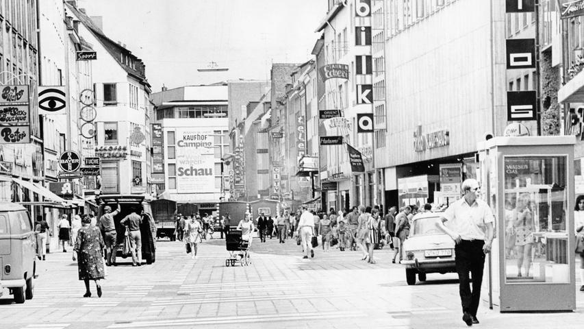 Zur "richtigen" Fußgängerzone wurde die Breite Gasse erst Anfang der 1970er, als auch endlich auf einem Niveau gepflastert wurde und der Anschein einer normalen Straße verschwunden war.