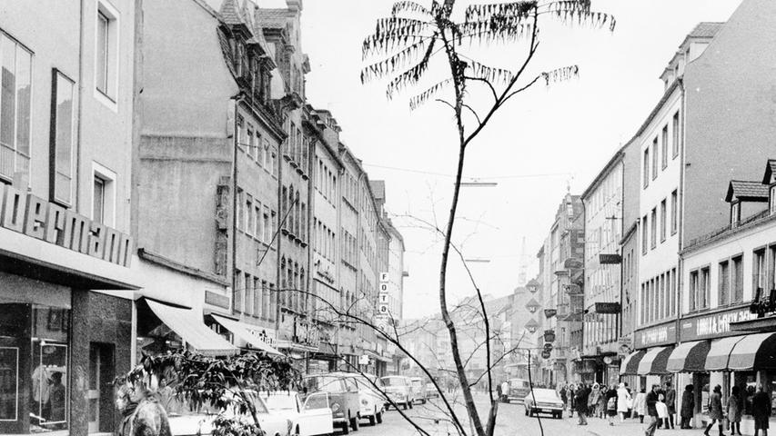 Mit der Begrünung seiner Plätze tut sich Nürnberg traditionell schwer. Ein besonders eindrucksvolles Beispiel ist dieses Bild der Städtmöblierung in der Breiten Gasse, aufgenommen im Jahr 1972.