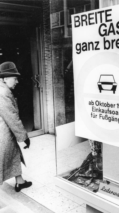 Nach dem kleinen Abschnitt in der Pfannenschmiedsgasse sollte im Oktober 1966 auch die Breite Gasse zur Fußgängerzone werden.