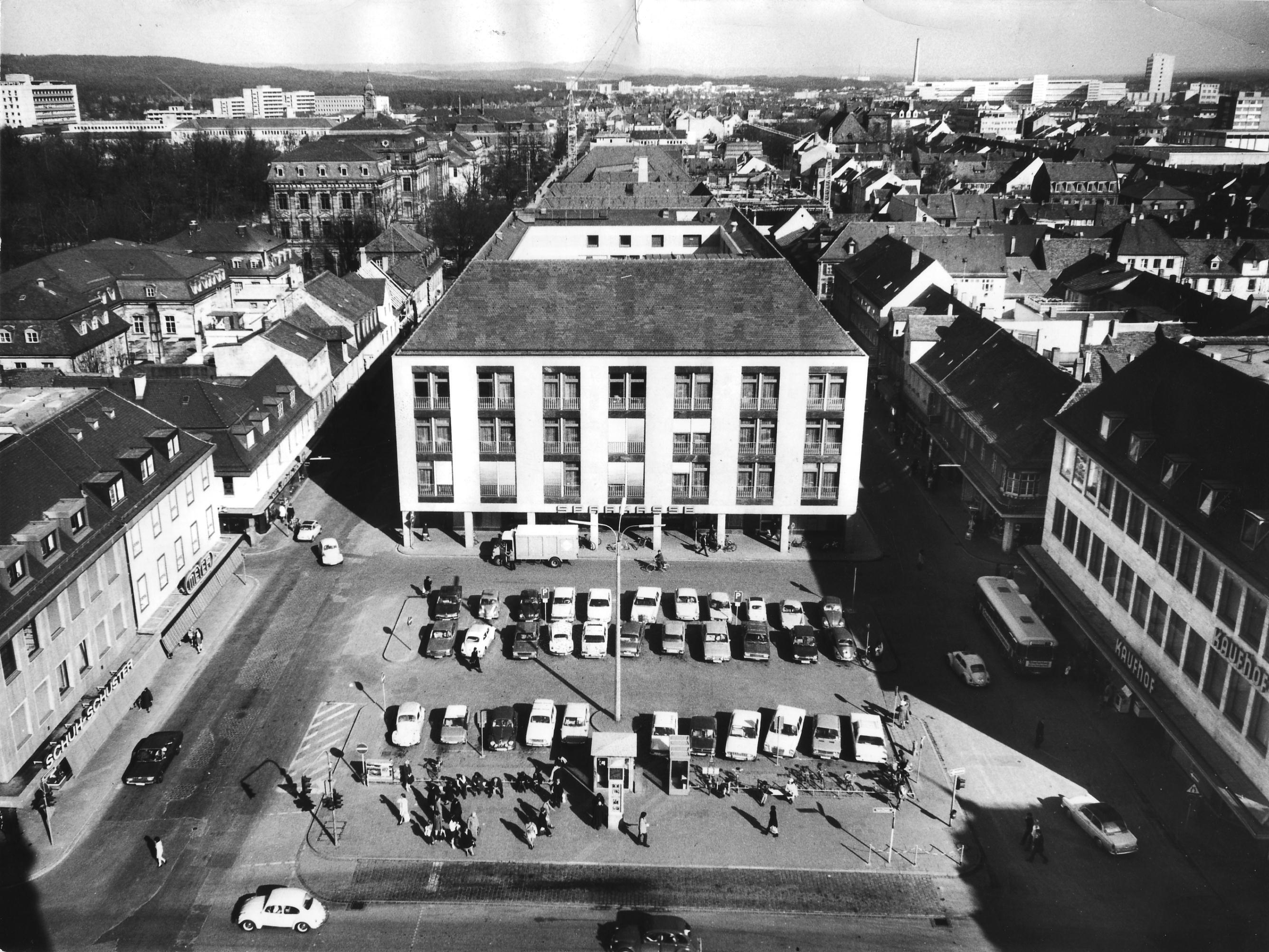 Wie sich zum Beispiel der Hugenottenplatz verändert hat, sieht man an diesen beiden Fotos. Das erste wurde im Jahr 1972 aufgenommen,...